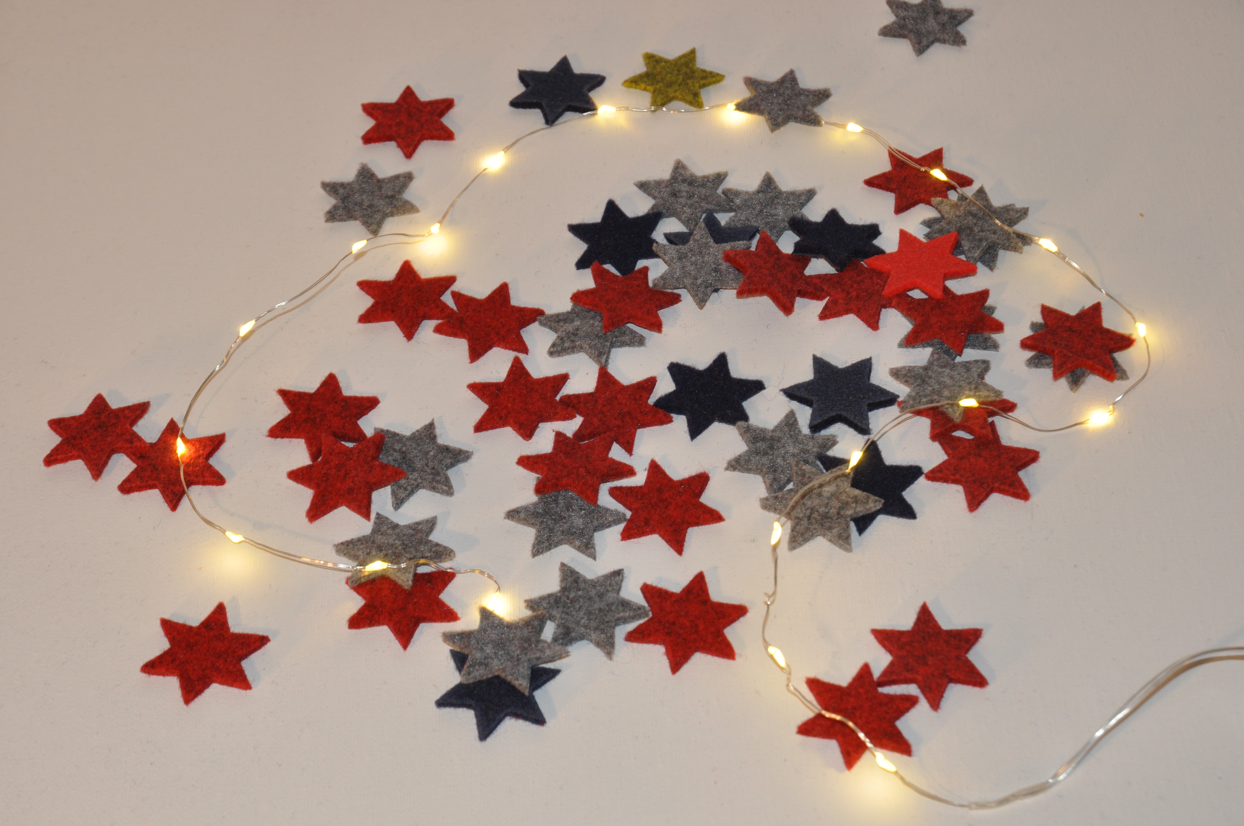 Filzsterne 3,5cm dunkelrot/grau gemischt ( 20 Stück )