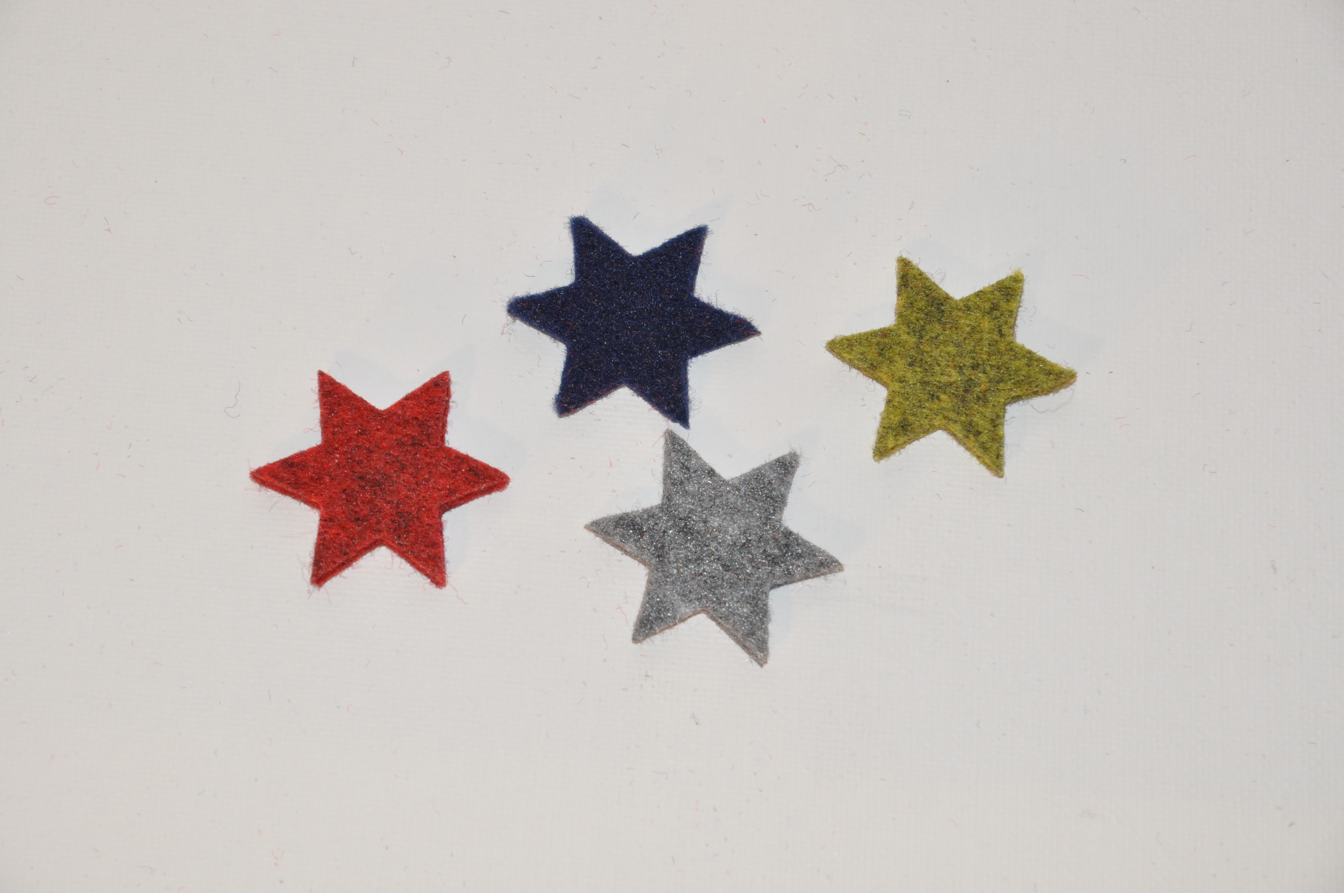 DSC_0162 Filzsterne 3,5cm dunkelrot/grau gemischt ( 20 Stück )